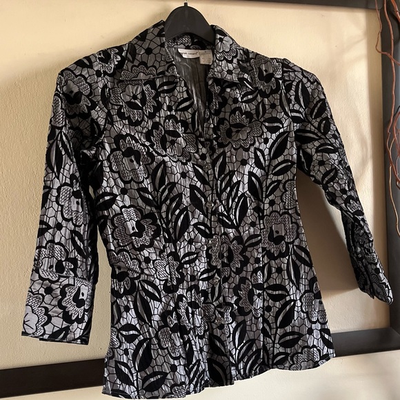 HARVE BENARD Tops - Harve Benard classic silky shine crinkle gray, velvet touch details blouse